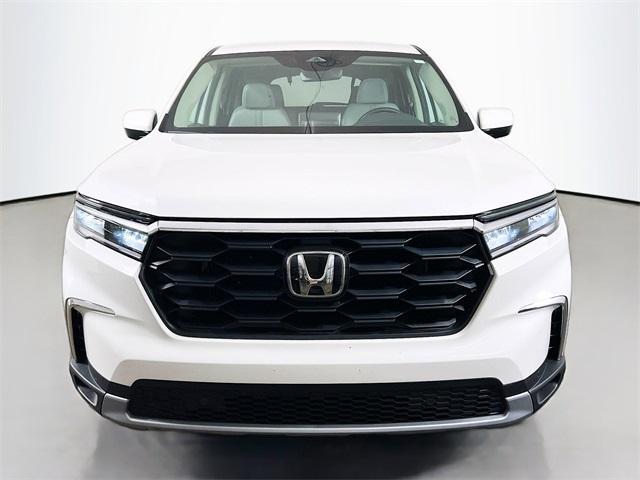 Photo of 2025 White Diamond Pearl Honda Pilot