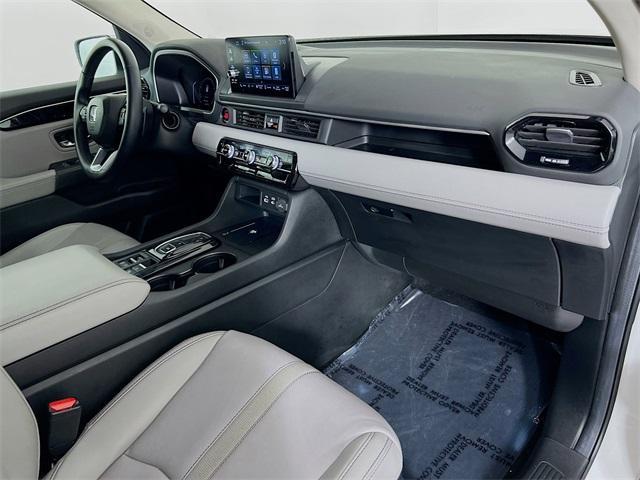 Photo of 2025 White Diamond Pearl Honda Pilot