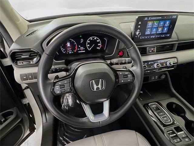 Photo of 2025 White Diamond Pearl Honda Pilot