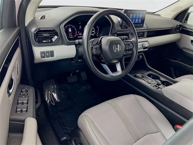 Photo of 2025 White Diamond Pearl Honda Pilot