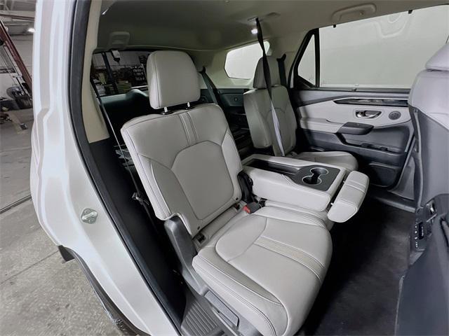 Photo of 2025 White Diamond Pearl Honda Pilot