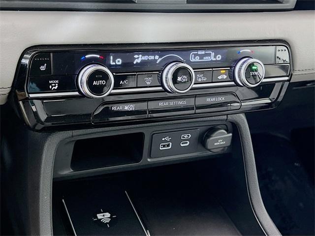 Photo of 2025 White Diamond Pearl Honda Pilot