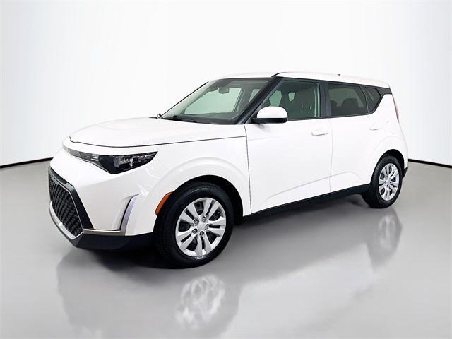 Photo of 2023 Snow White Pearl Kia Soul
