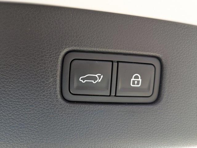 Photo of 2021 White Genesis GV80