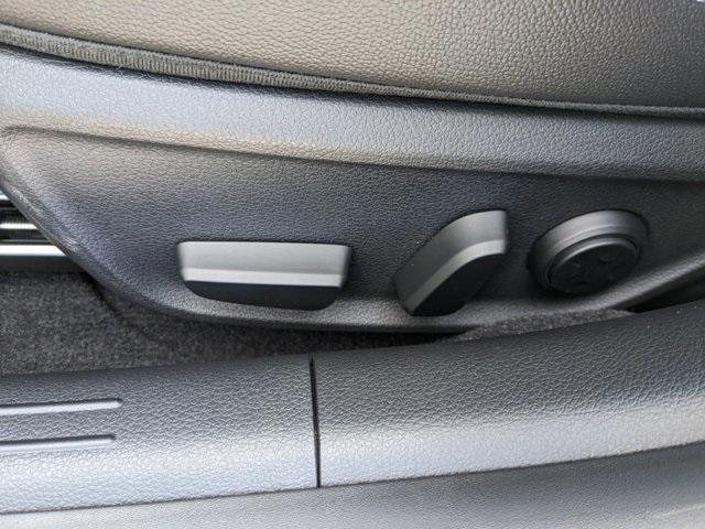 Photo of 2025 White Genesis G70