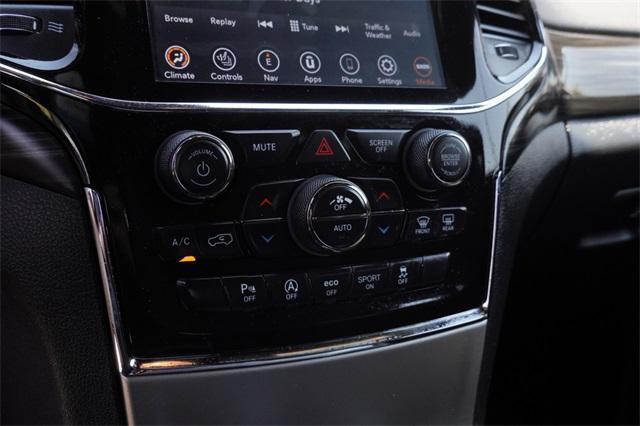 Photo of 2022 Diamond Black Crystal Pearlcoat Jeep Grand Cherokee