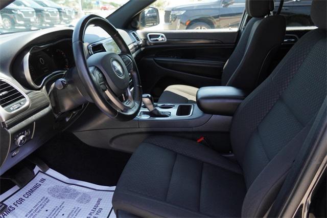 Photo of 2022 Diamond Black Crystal Pearlcoat Jeep Grand Cherokee