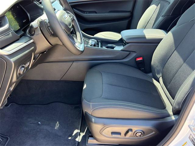 Photo of 2025 Bright White Clearcoat Jeep Grand Cherokee L