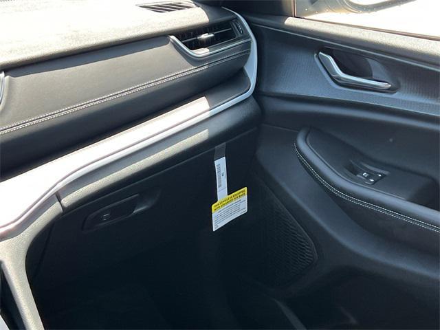 Photo of 2025 Bright White Clearcoat Jeep Grand Cherokee L