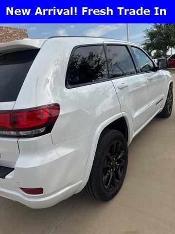 Photo of 2018 Bright White Clearcoat Jeep Grand Cherokee