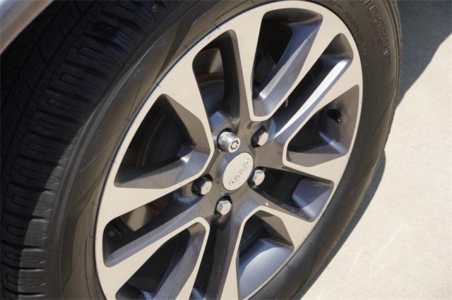 Photo of 2017 Granite Crystal Metallic Clearcoat Jeep Grand Cherokee
