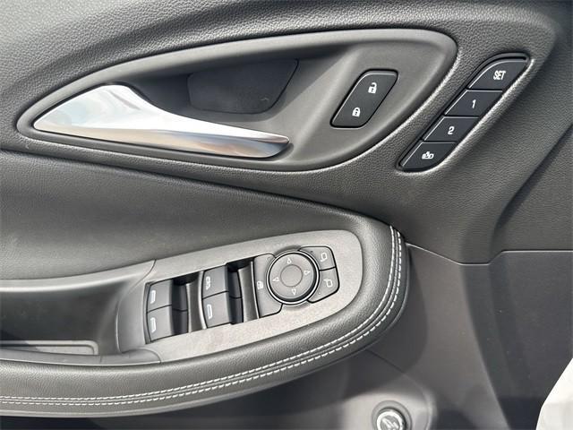 Photo of 2026 White Frost Tricoat Buick Encore GX