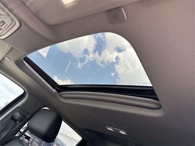 Photo of 2025 Summit White GMC Sierra 1500