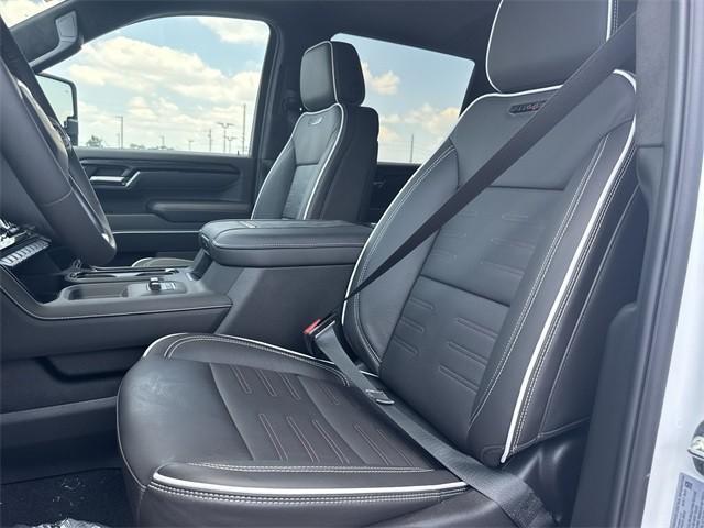 Photo of 2025 Summit White GMC Sierra 2500
