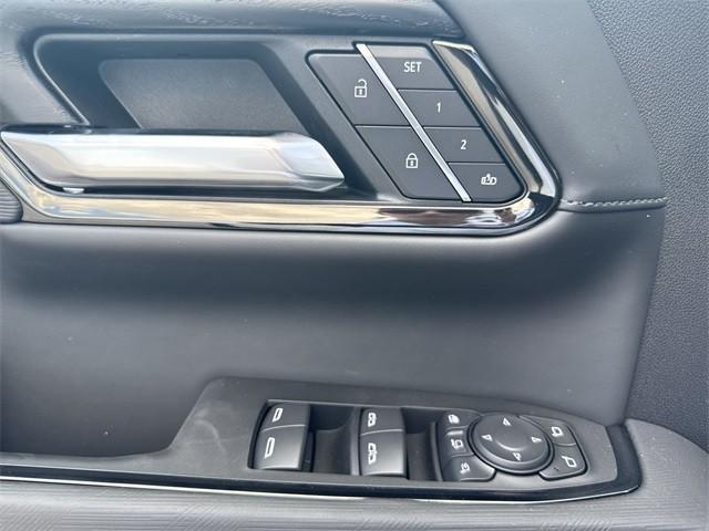 Photo of 2025 Summit White GMC Sierra 2500