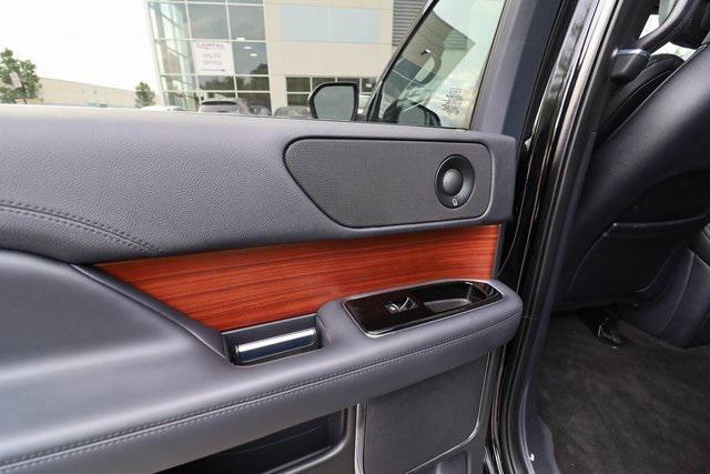 Photo of 2022 Infinite Black Metallic Clearcoat Lincoln Navigator