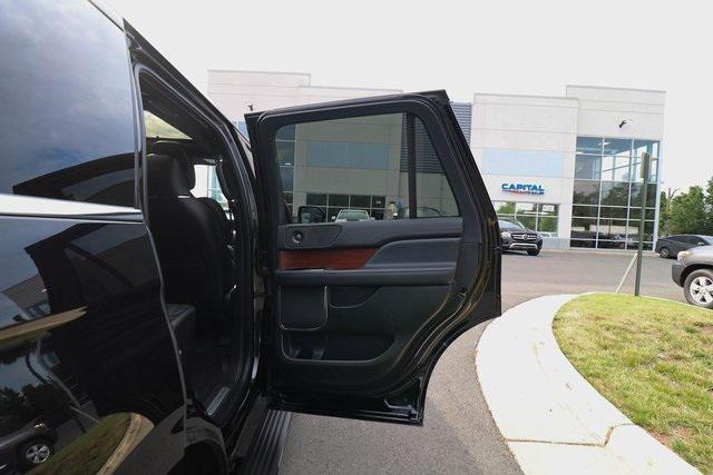 Photo of 2022 Infinite Black Metallic Clearcoat Lincoln Navigator