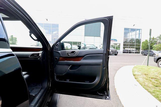 Photo of 2022 Infinite Black Metallic Clearcoat Lincoln Navigator