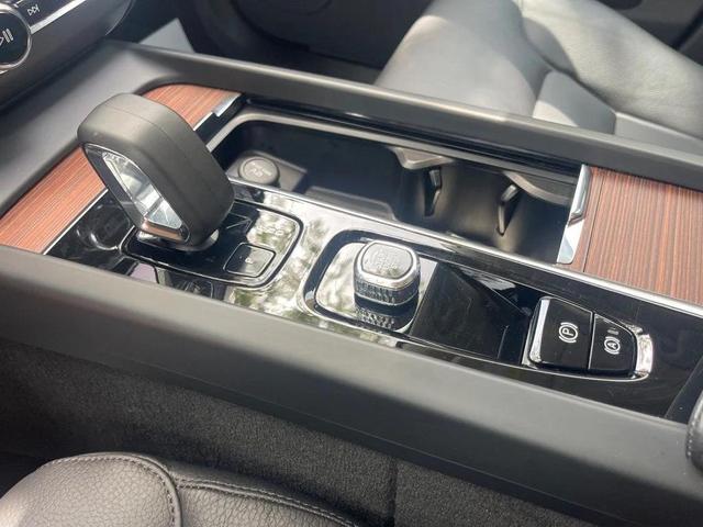 Photo of 2024 Denim Blue Metallic Volvo XC60