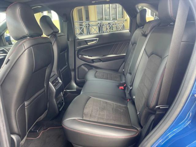 Photo of 2022 Blue Ford Edge