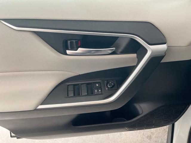 Photo of 2021 Super White Toyota RAV4