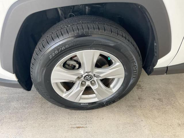 Photo of 2021 Super White Toyota RAV4