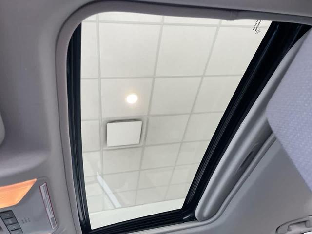 Photo of 2021 Super White Toyota RAV4