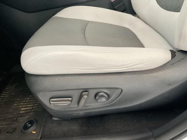 Photo of 2021 Super White Toyota RAV4