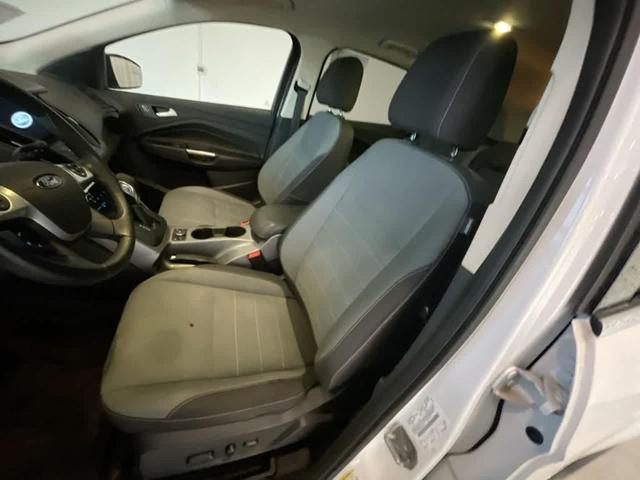 Photo of 2016 Oxford White Ford Escape