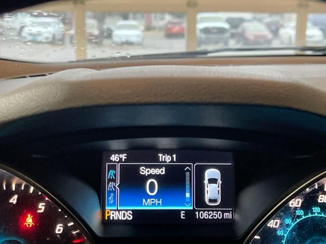 Photo of 2016 Oxford White Ford Escape