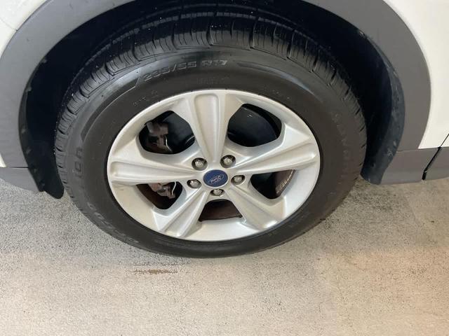Photo of 2016 Oxford White Ford Escape