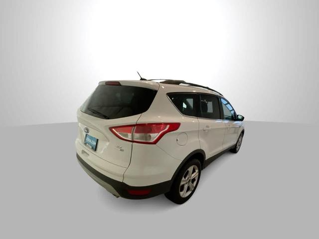 Photo of 2016 Oxford White Ford Escape