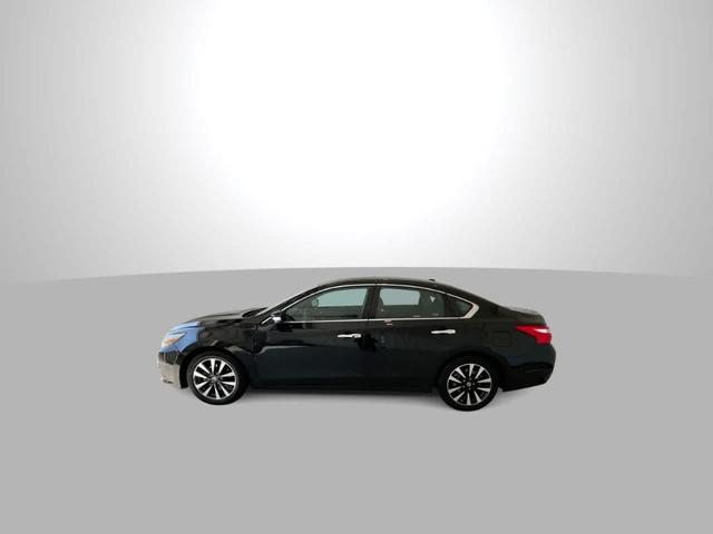 Photo of 2017 Super Black Nissan Altima