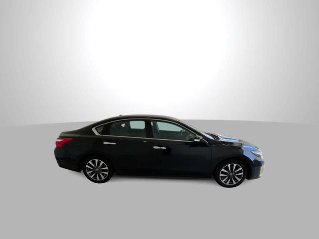 Photo of 2017 Super Black Nissan Altima