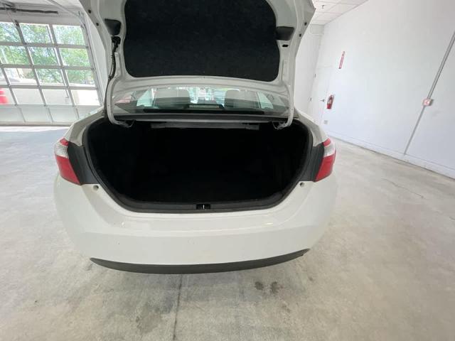Photo of 2014 Super White Toyota Corolla