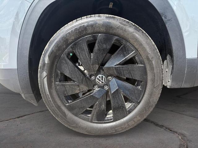 Photo of 2024 Pure Gray Volkswagen Atlas Cross Sport