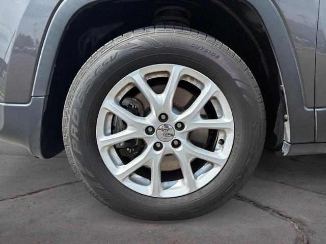 Photo of 2014 Granite Crystal Clearcoat Metallic Jeep Cherokee