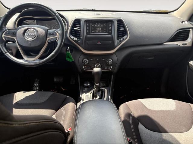 Photo of 2014 Granite Crystal Clearcoat Metallic Jeep Cherokee