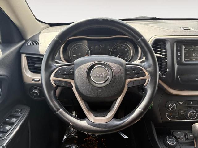 Photo of 2014 Granite Crystal Clearcoat Metallic Jeep Cherokee
