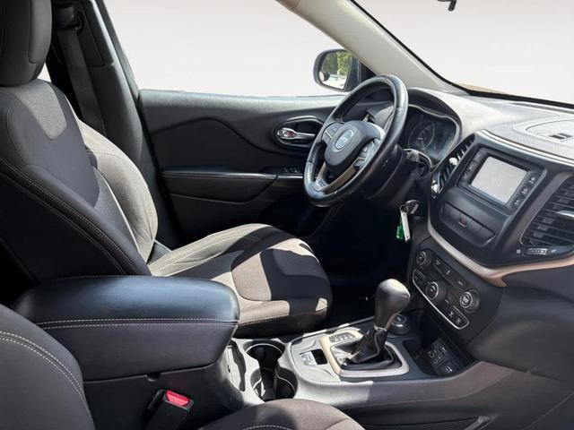 Photo of 2014 Granite Crystal Clearcoat Metallic Jeep Cherokee