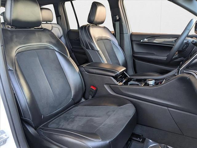 Photo of 2023 Bright White Clearcoat Jeep Grand Cherokee