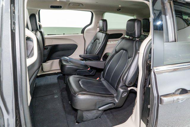 Photo of 2023 Granite Crystal Metallic Clearcoat Chrysler Pacifica