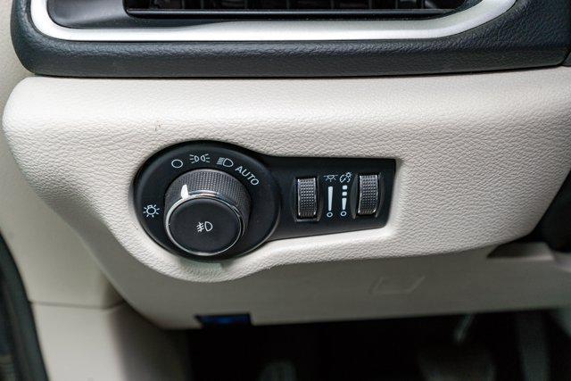 Photo of 2023 Granite Crystal Metallic Clearcoat Chrysler Pacifica