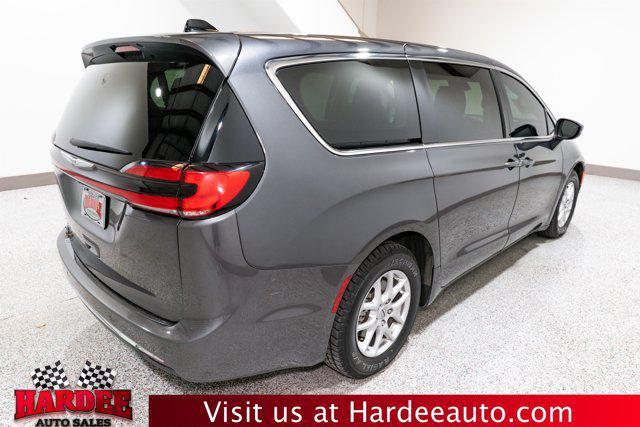 Photo of 2023 Granite Crystal Metallic Clearcoat Chrysler Pacifica