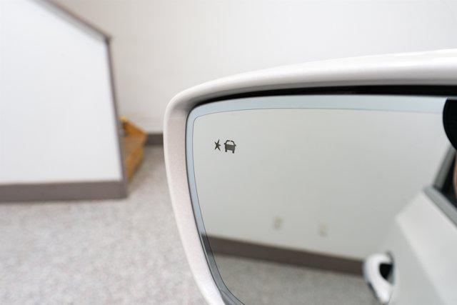Photo of 2019 White Frost Tricoat Buick Enclave