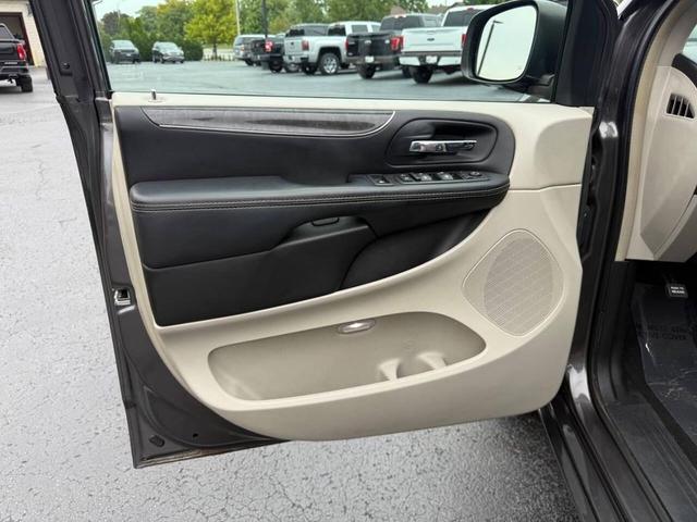 Photo of 2015 Granite Crystal Metallic Clearcoat Chrysler Town & Country