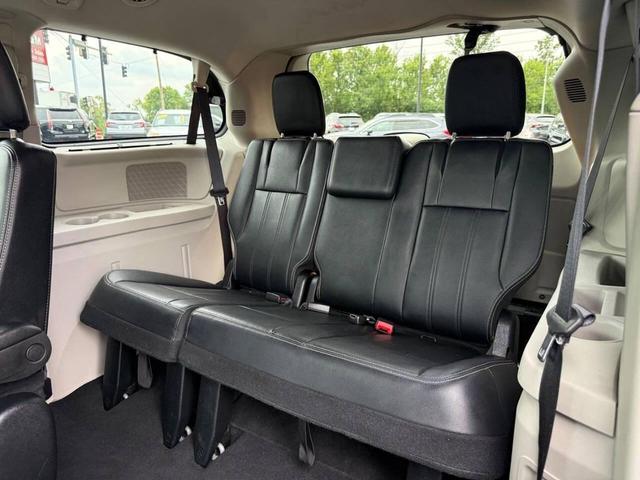 Photo of 2015 Granite Crystal Metallic Clearcoat Chrysler Town & Country