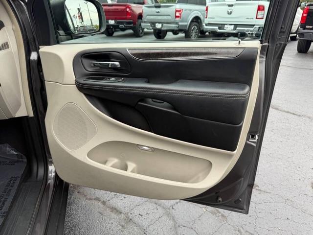 Photo of 2015 Granite Crystal Metallic Clearcoat Chrysler Town & Country