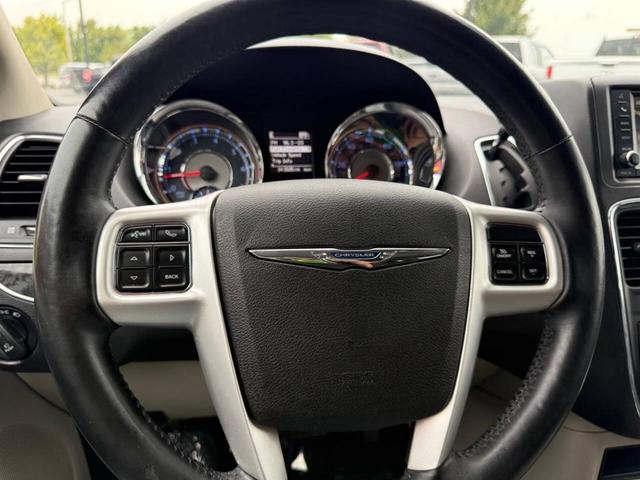 Photo of 2015 Granite Crystal Metallic Clearcoat Chrysler Town & Country