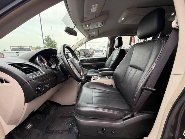 Photo of 2015 Granite Crystal Metallic Clearcoat Chrysler Town & Country